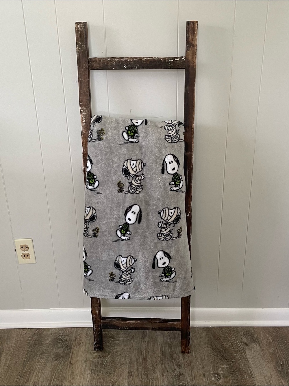 Peanuts Snoopy Mummy Halloween Fleece Throw Blanket Gray 4’1” x 5’3”